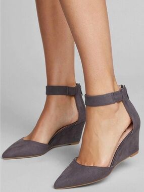 Pointed Ankle-Strap Wedge Heels in Gray